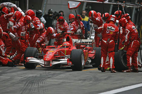 Det afgørende øjeblik: Michael Schumacher skifter fra Bridgestone intermediate dæk til tørvejrsdæk og overtager en omgang efter førstepladsen i Kinas Grand Prix.